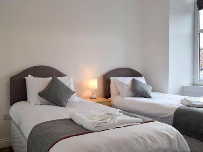 Courtyard Holiday Apartments Инверкитинг Экстерьер фото